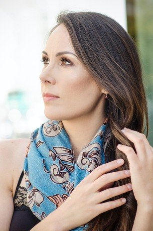The Versatility of Women's Clothes: The Magic of Printed Scarves